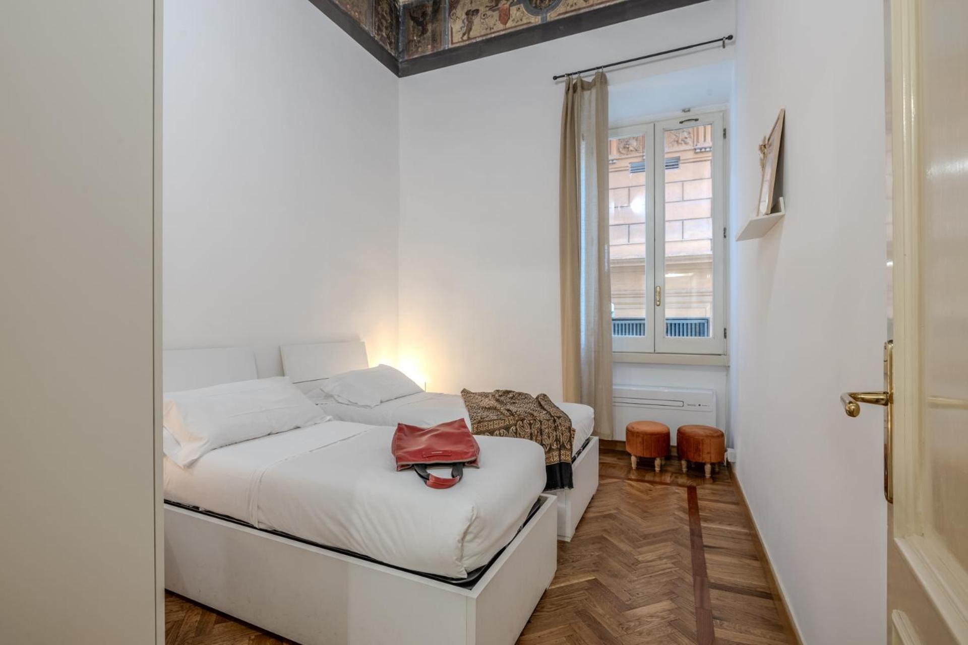 Appartamento Storico In Zona Barberini Рим Екстериор снимка