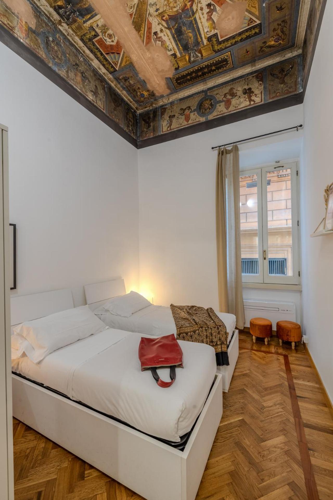 Appartamento Storico In Zona Barberini Рим Екстериор снимка