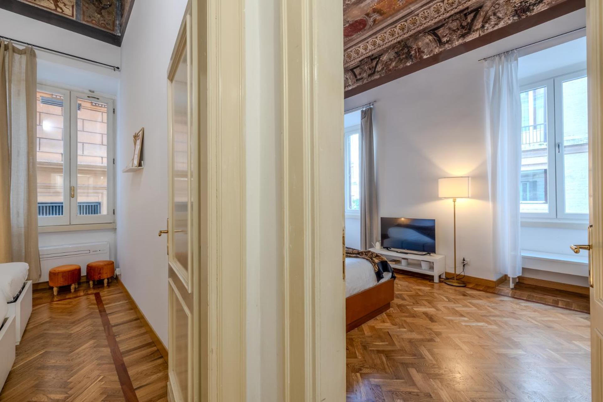 Appartamento Storico In Zona Barberini Рим Екстериор снимка
