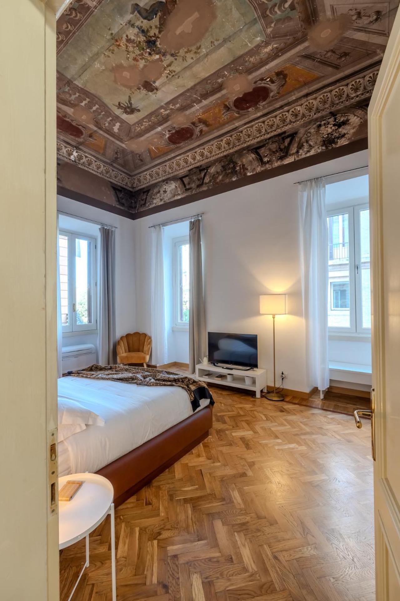 Appartamento Storico In Zona Barberini Рим Екстериор снимка